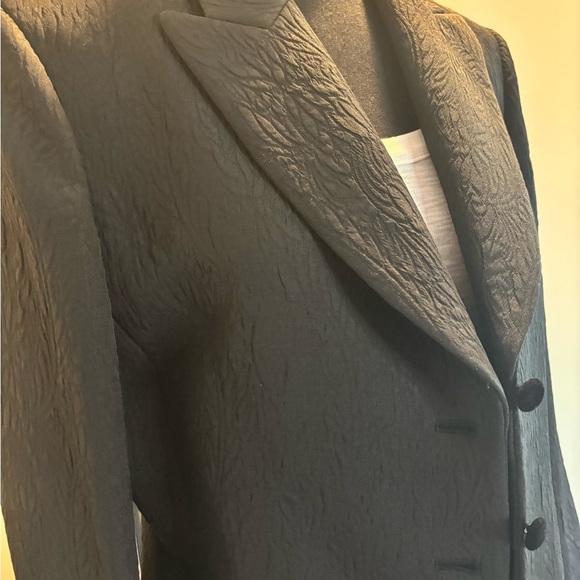 Elegant Black Textured Blazer - Picture 4 of 12